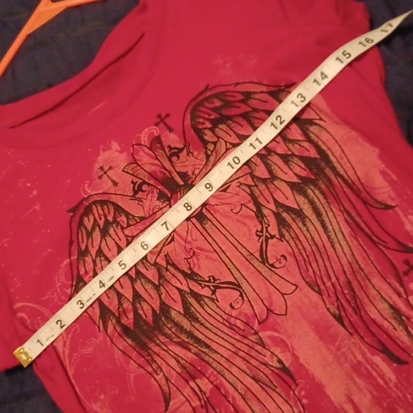 💙🌺Red Graphic Tee with Wing Design - Picture 7 of 9